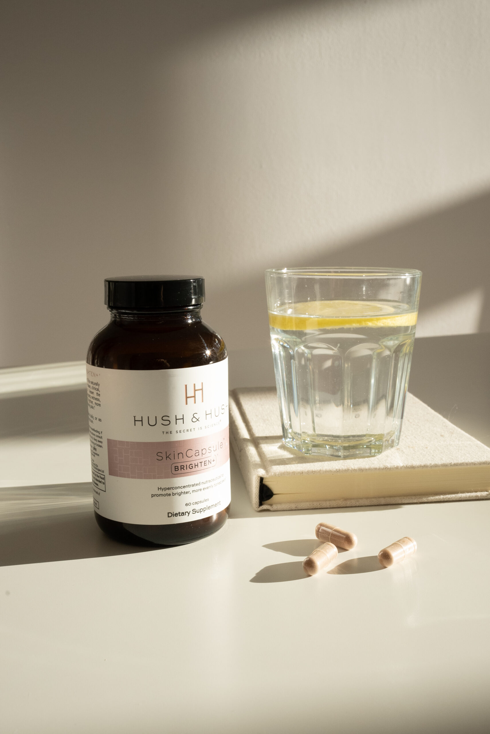 HUSH & HUSH SkinCapsule BRIGHTEN+ Wegański suplement diety wspierający rozjaśnianie przebarwień - obrazek 2